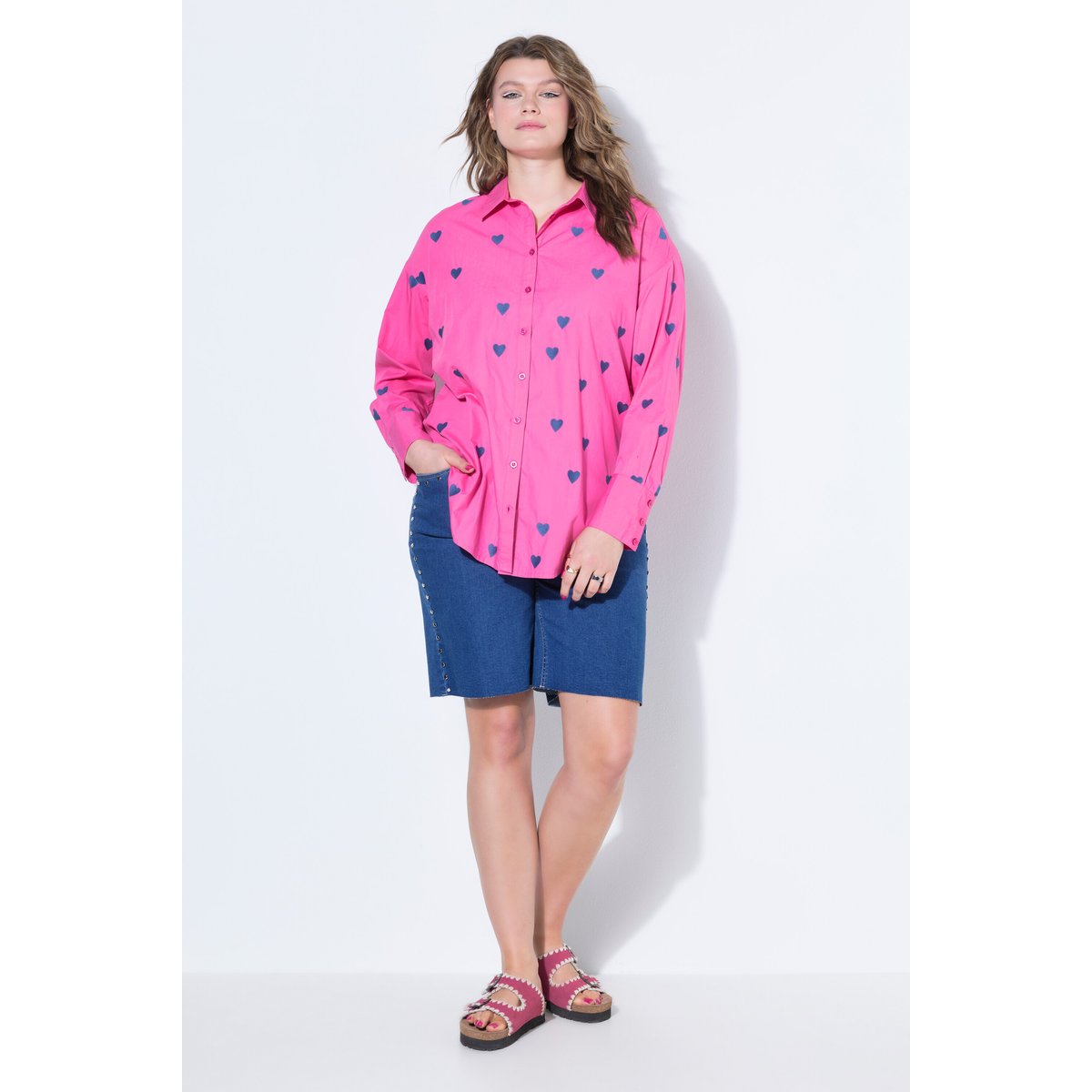 Chemisier oversize, petits cœurs brodés rose vif, STUDIO UNTOLD