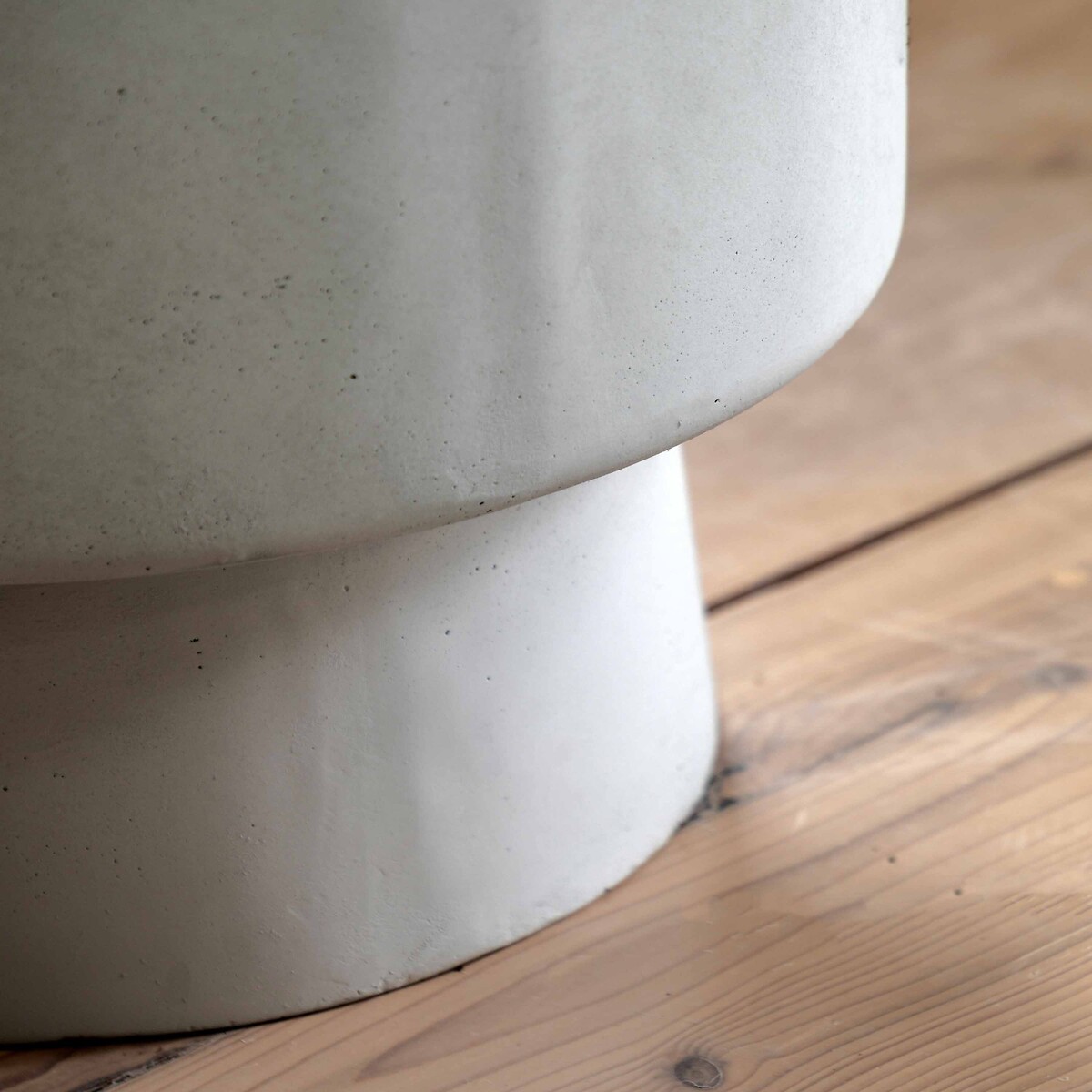 Ortelle Footed Outdoor Planter in White white, ÉDITÉ