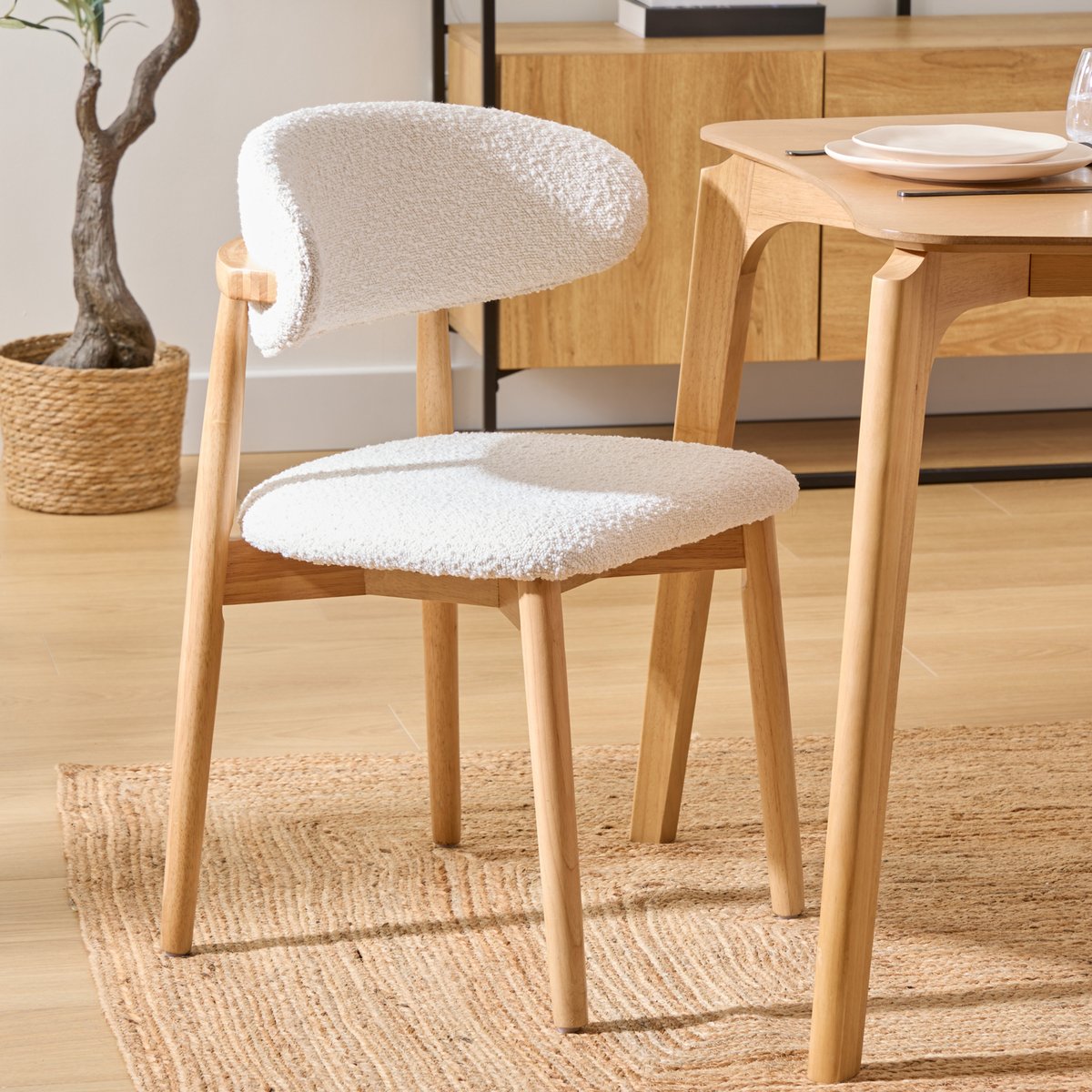 Lot de 2 chaises tissu bouclette bois d’hévéa SARI blanc bois, ATMOSPHERA