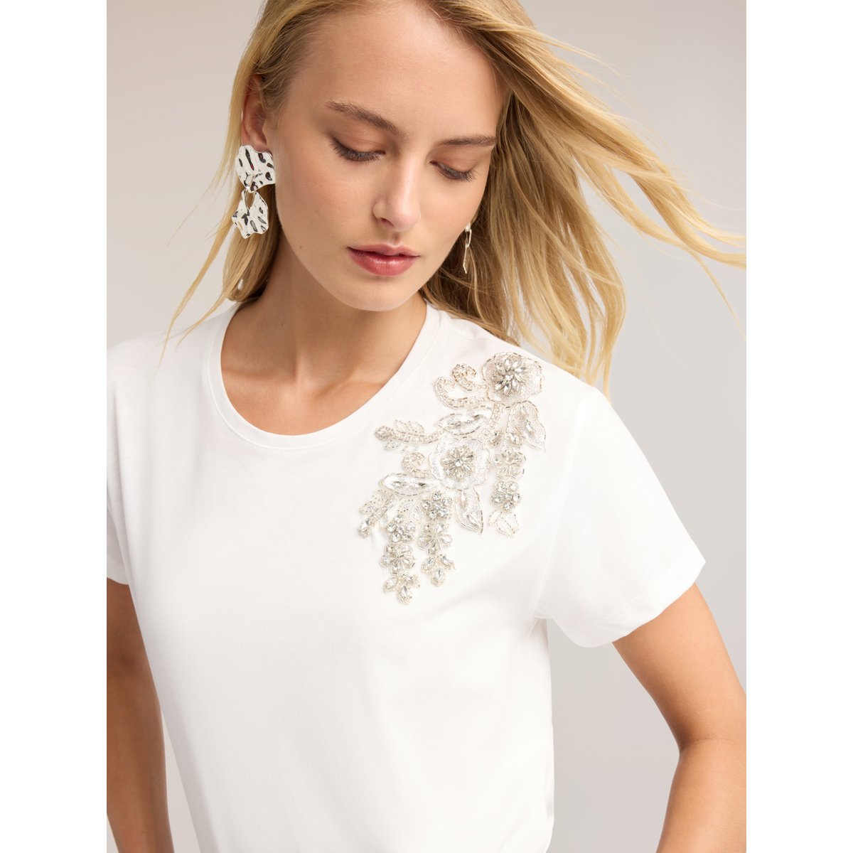 T-shirt avec application florale de cristaux et perles blanc, MOTIVI