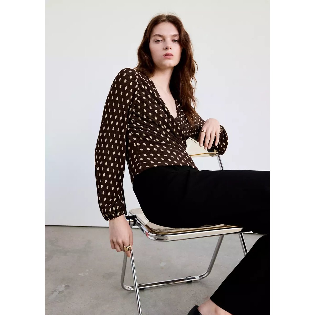 Blouse croisée pois marron, MANGO