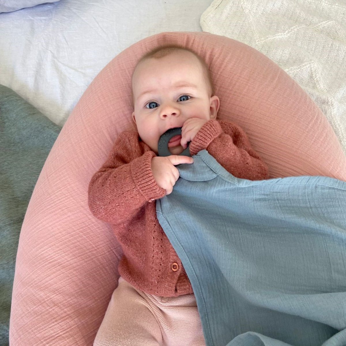Cape d'allaitement Mom'N Play bleu, BABYMOOV