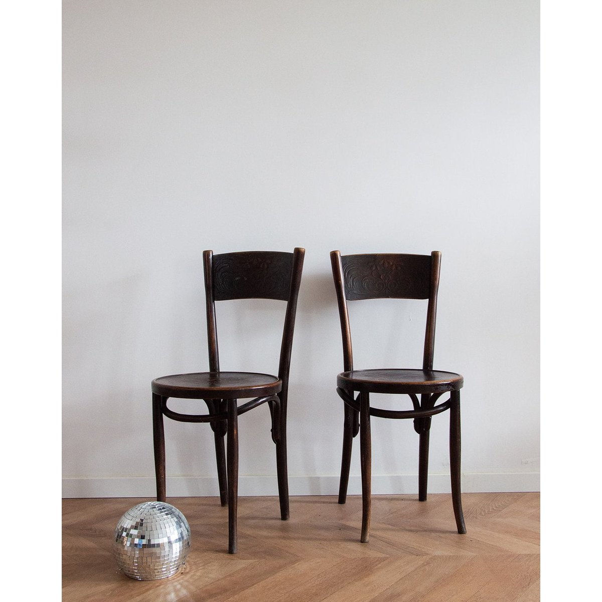 Paire de chaises en bois Claude N°660 - Bon état bois, DEBONGOUT