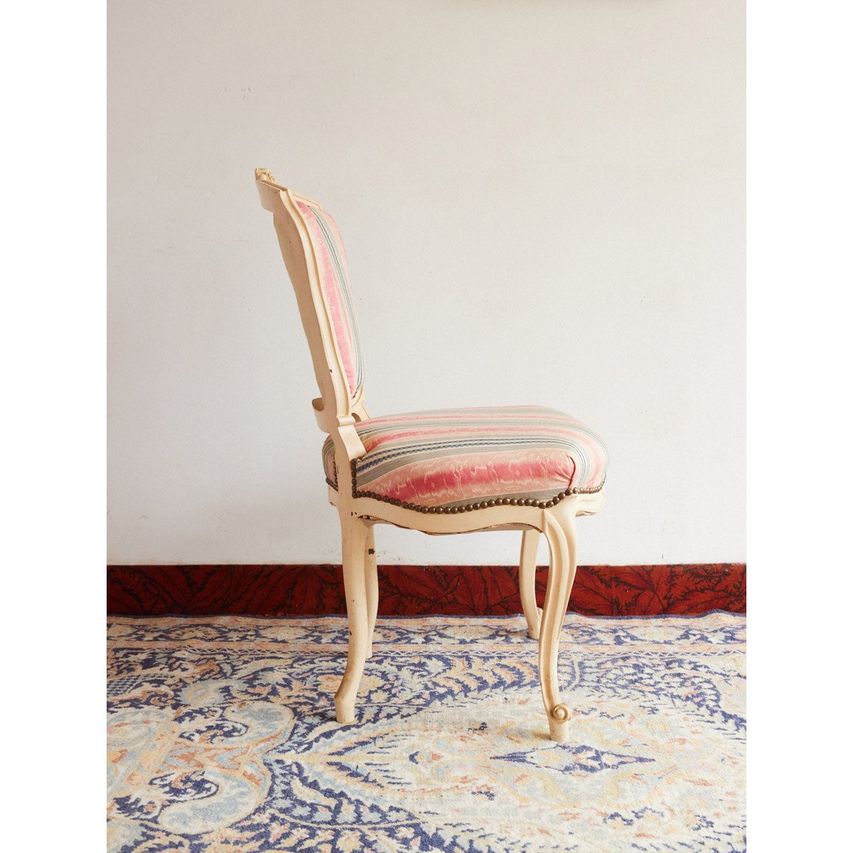 Paire de chaises style Louis XVI en bois Claude N°1691 - Bon état blanc, DEBONGOUT