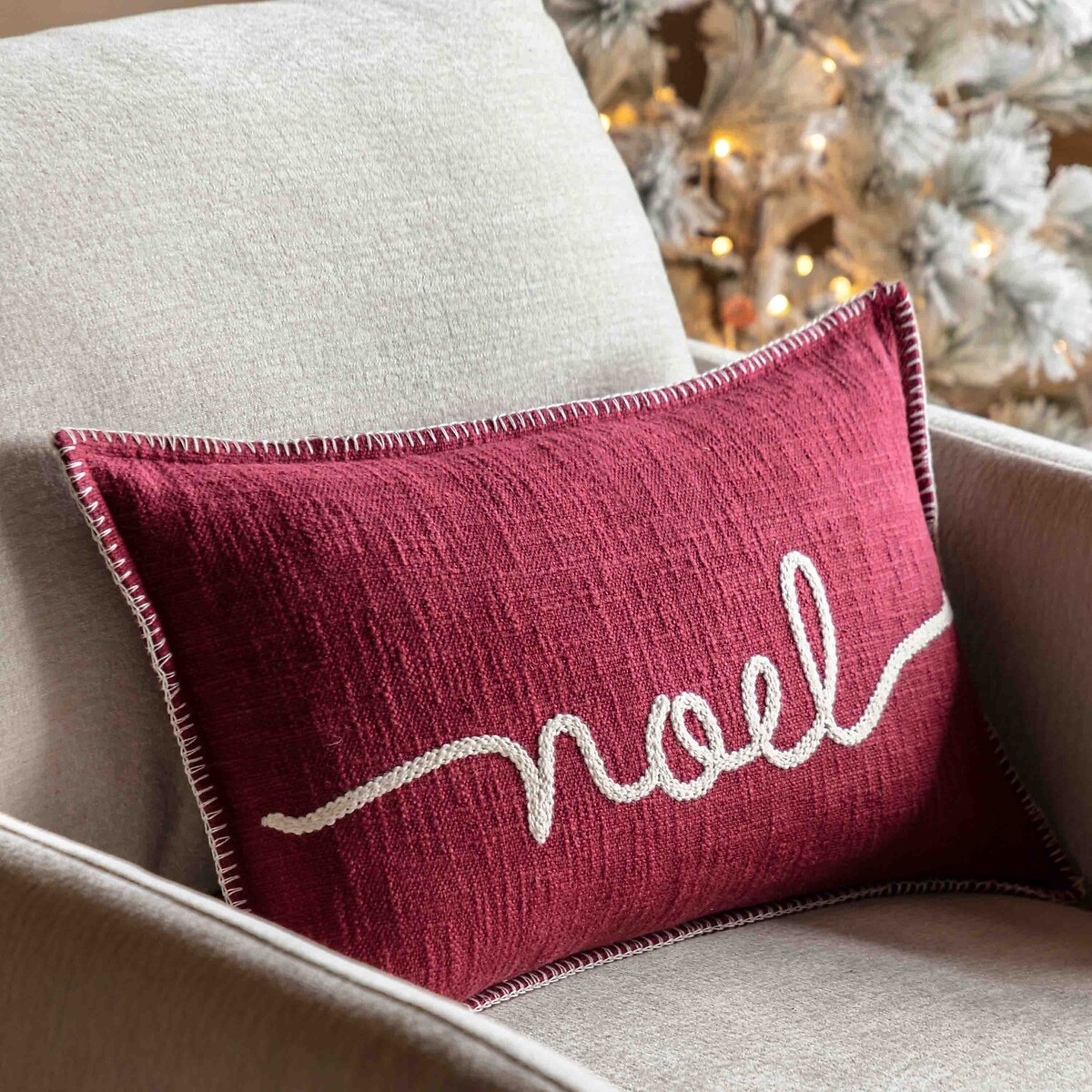 Vintage Noel Embroidered Cushion red, ÉDITÉ