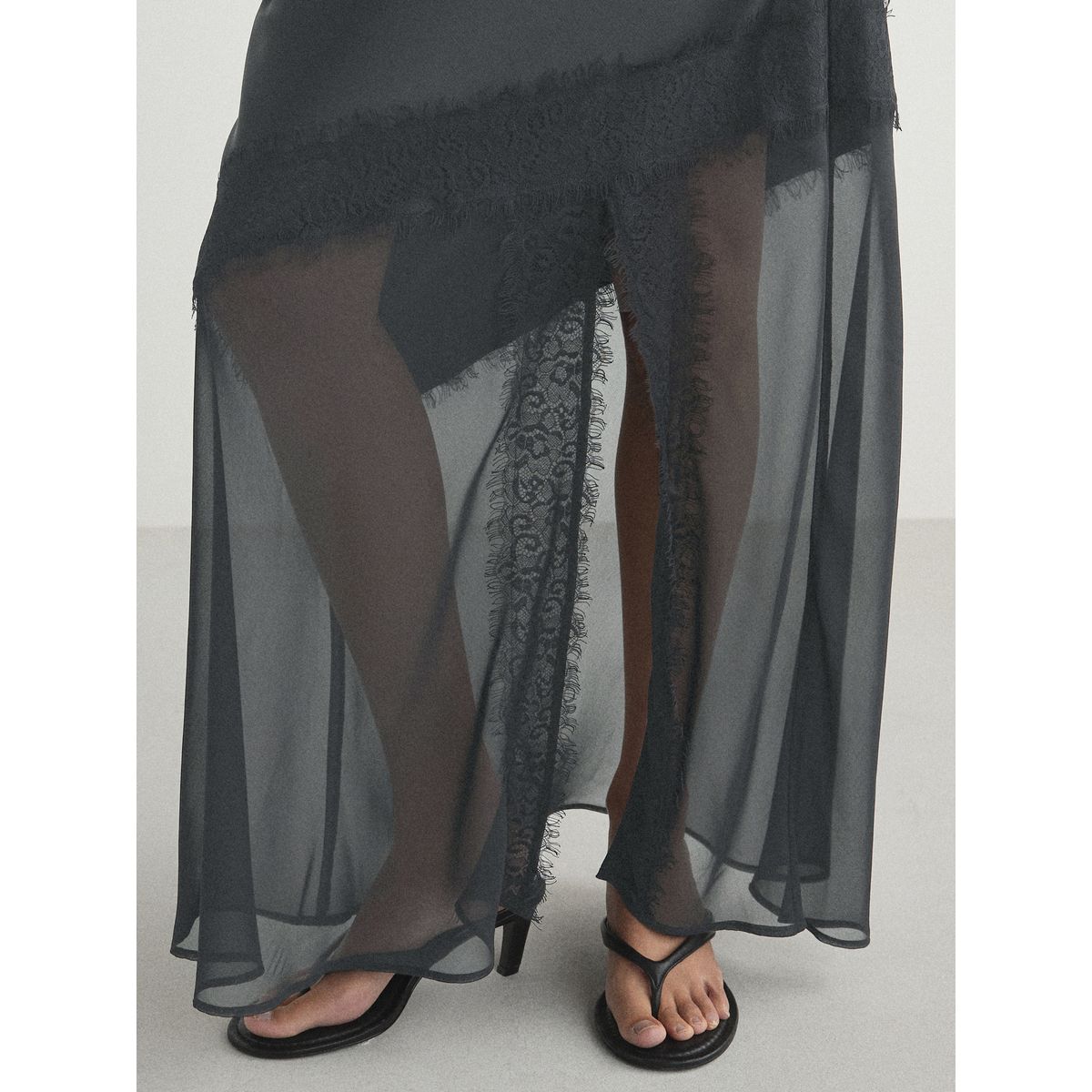 Jupe mi-longue en satin et mesh à dentelle gris, NEXT