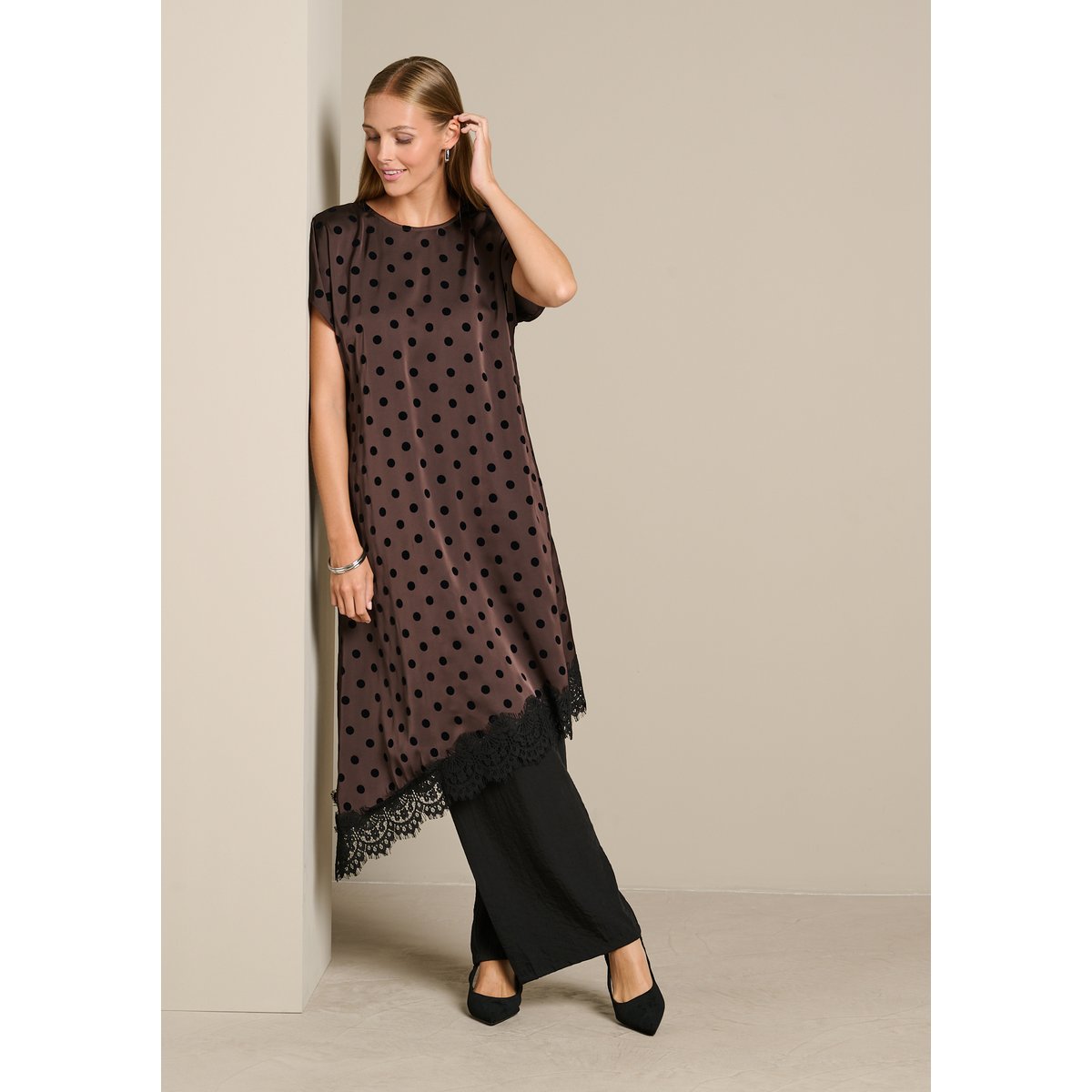 Robe satinée asymétrique à pois brun fonce chocolate, LOLALIZA