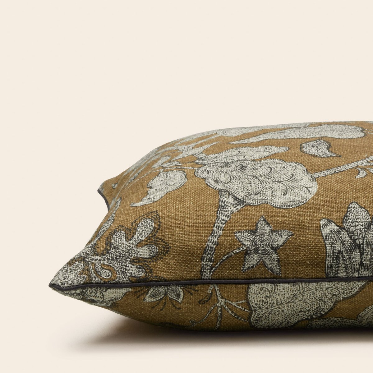 Housse De Coussin en Fleurs indiennes imprimées LILIVATI moutarde et gris, MADURA