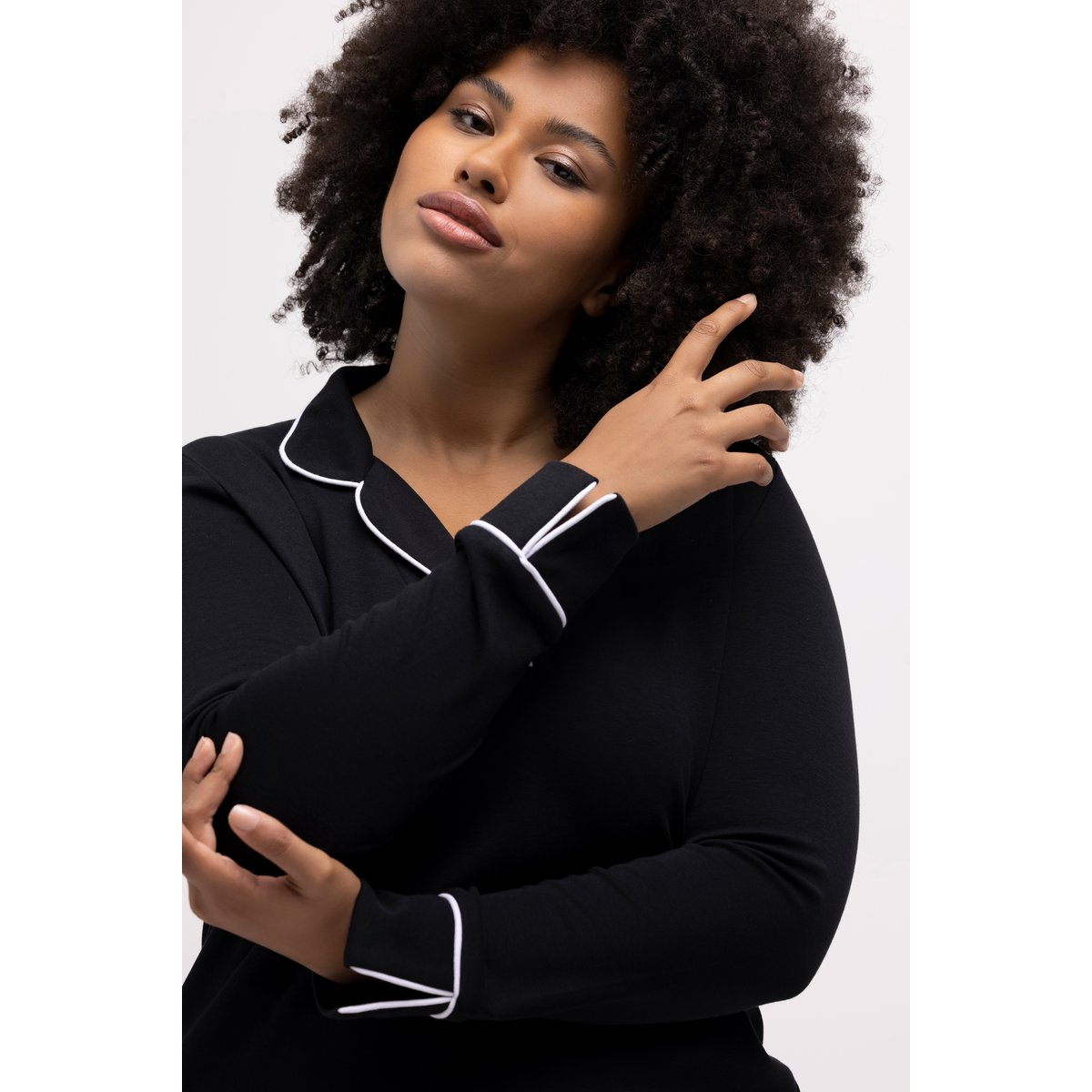 Chemise de nuit. Col à revers noir, ULLA POPKEN