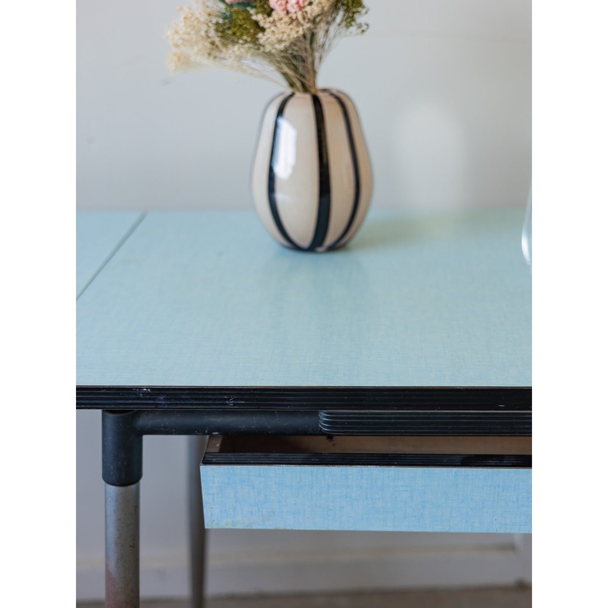 Table à manger en formica Karla N°1272 - Bon état bleu clair, DEBONGOUT