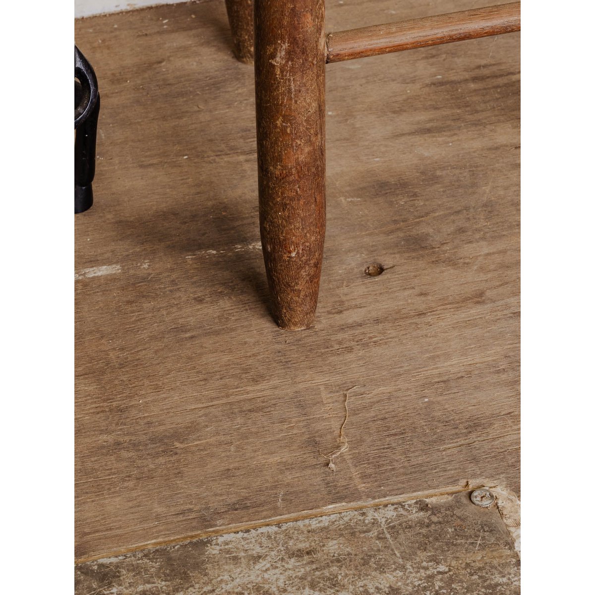 Paire de chaises en bois Claude N°1241 - Bon état bois foncé, DEBONGOUT