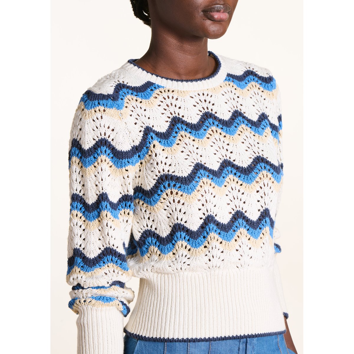 Pull court en maille crochet à rayures ecru / bleu, LA FEE MARABOUTEE