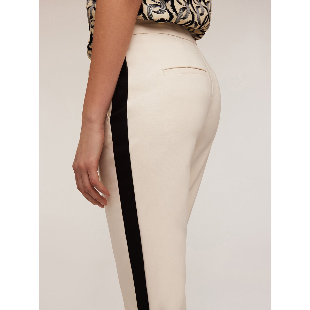 Pantalon court avec bande latérale blanc, MOTIVI