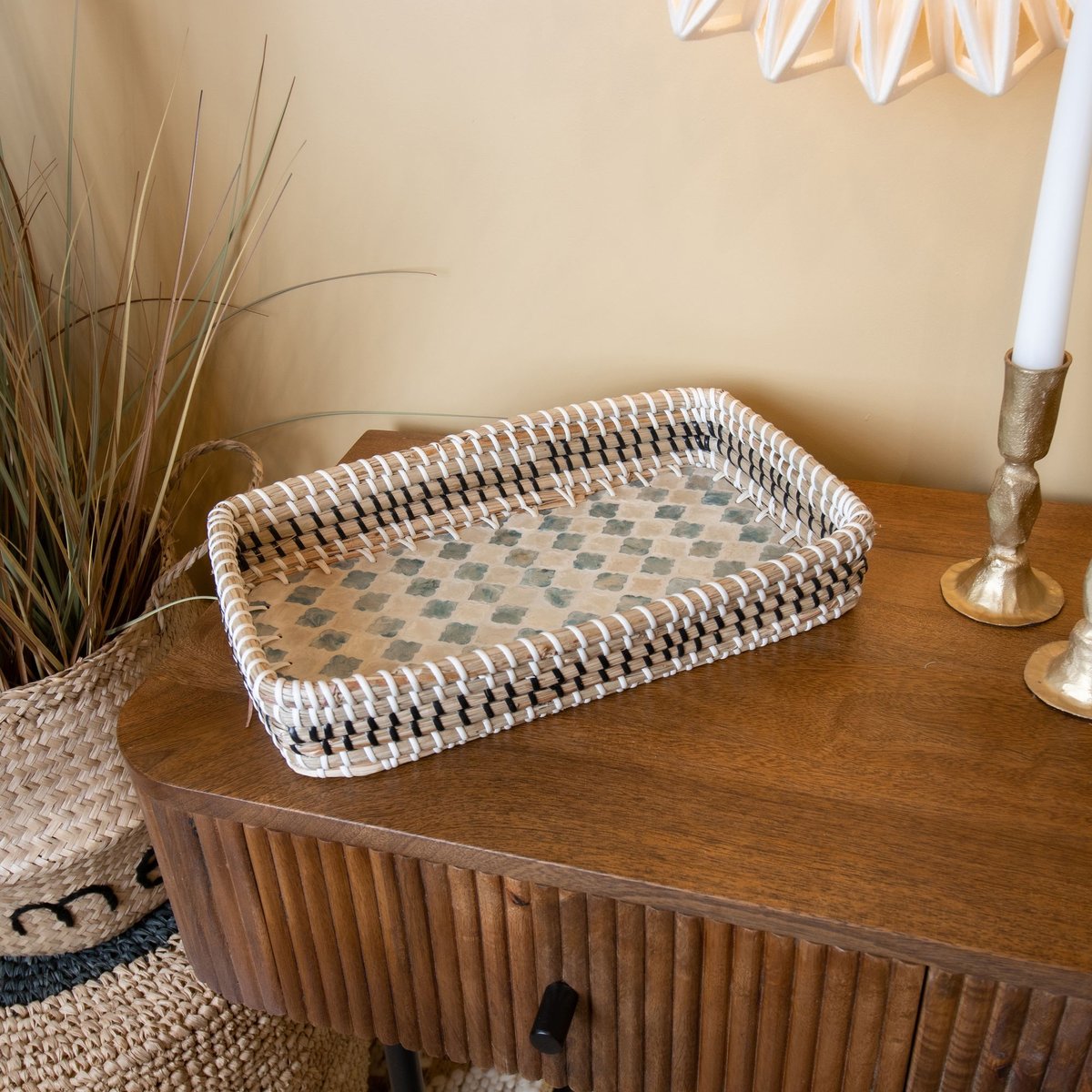 Plateau rond en jonc de mer et coquillages beige-bleu-noir, NOW'S HOME