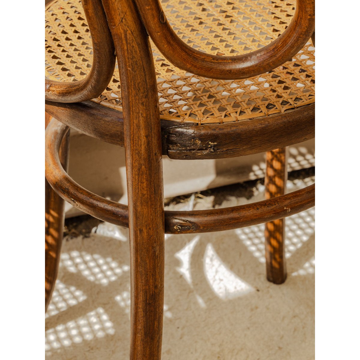 Paire de chaises en bois Claude N°1405 - Bon état bois foncé, DEBONGOUT