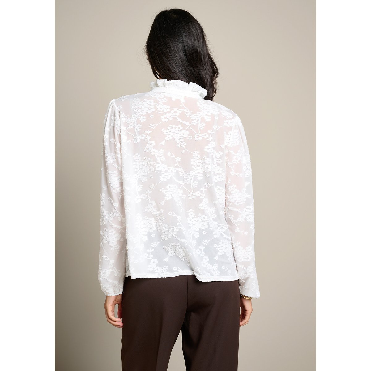 Blouse dévorée à col montant blanc casse, LOLALIZA