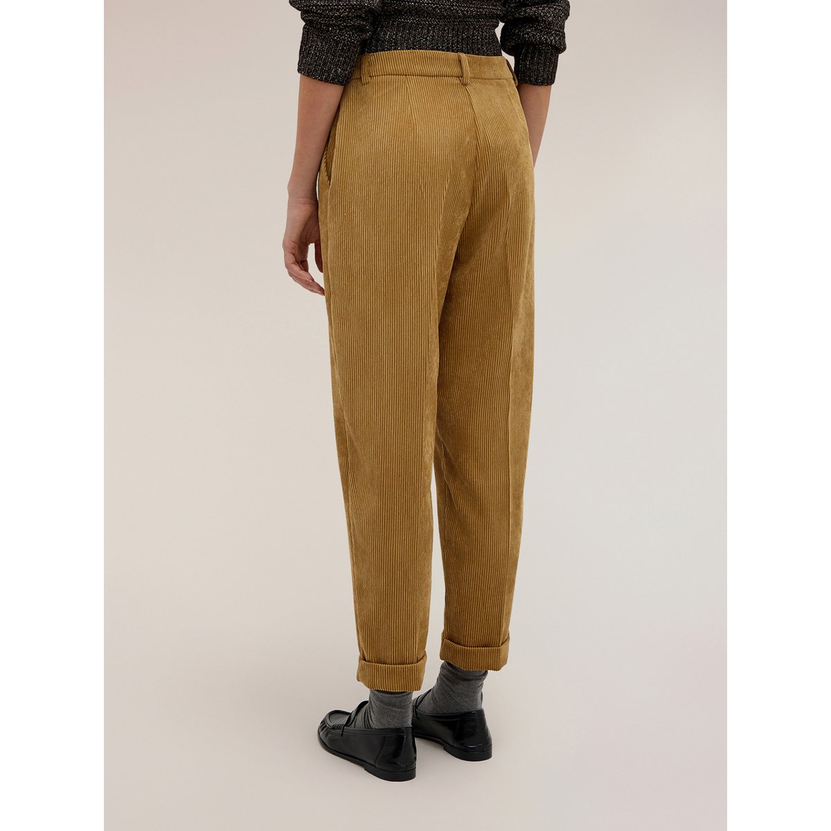 Pantalon à revers jaune, MOTIVI