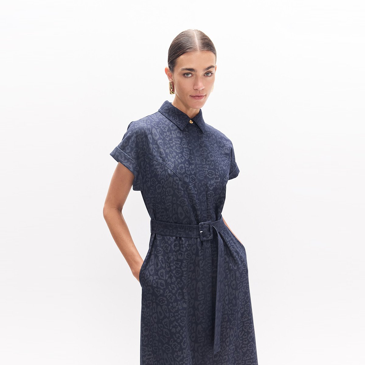 Robe longue en denim imprimé léopard jacquard à ceinture bleu marine, LOLA CASADEMUNT
