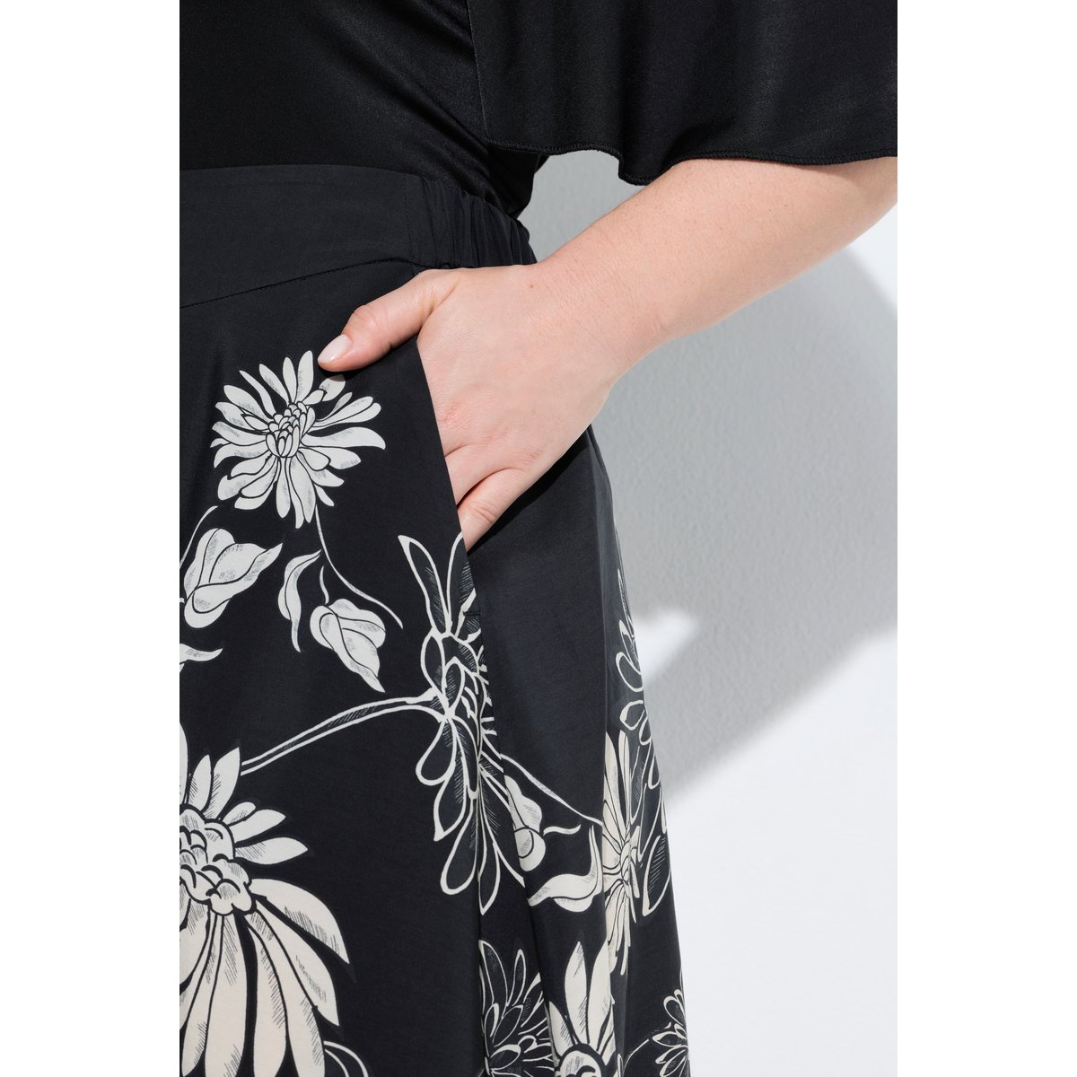 Jupe midi en Lyocell, motif à fleurs noir, ULLA POPKEN