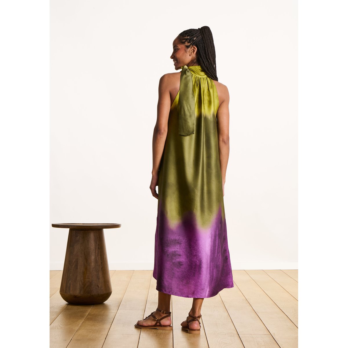 Robe longue fluide en satin à imprimé tie & dye vert feijoa, LA FEE MARABOUTEE
