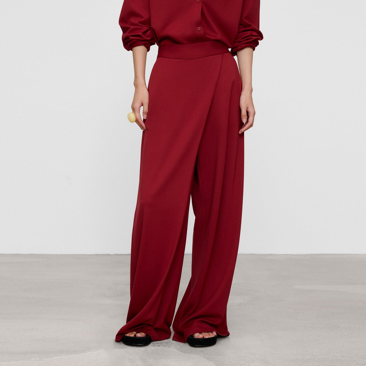 Pantalon à devant croisé et jambe droite rouge foncé, ADOLFO DOMINGUEZ
