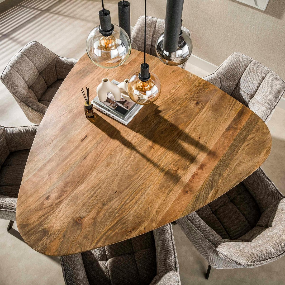 Table à manger bois de manguier forme triangulaire 150 cm CREEK beige, PIER IMPORT