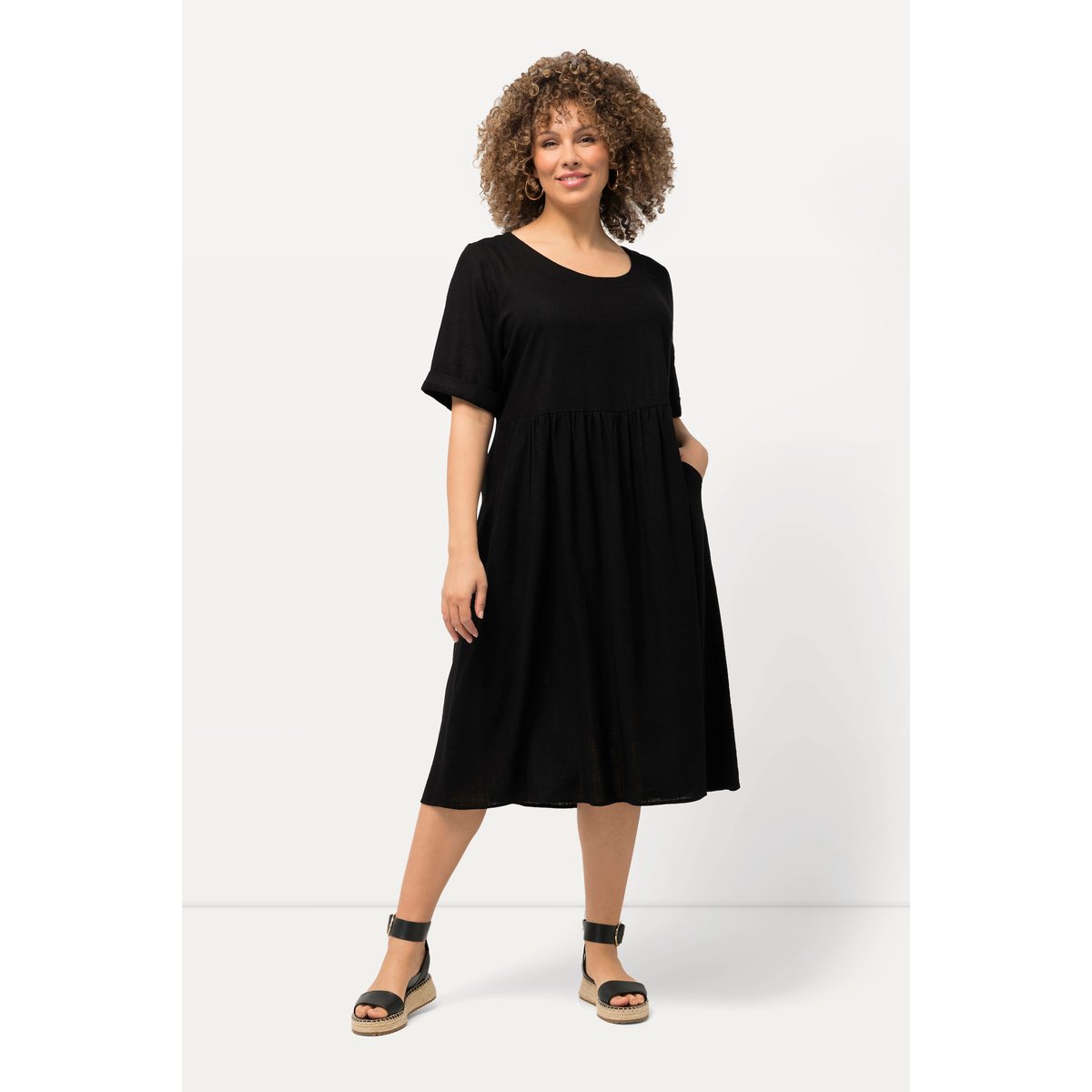 Robe en lin mélangé. Encolure ronde noir, ULLA POPKEN