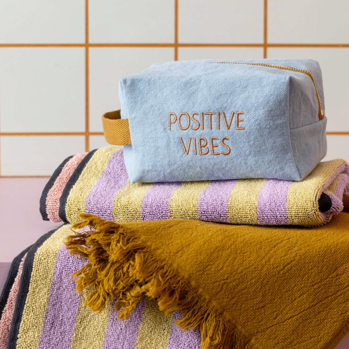 Trousse cube Positive Vibe bluetiful, LA CERISE SUR LE GATEAU
