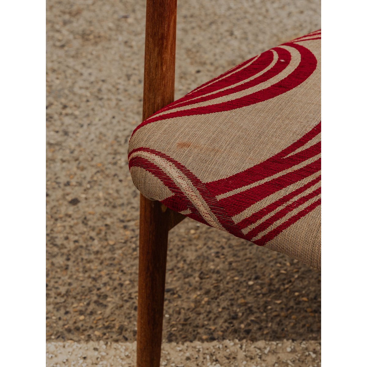 Fauteuil scandinave en bois et tissu à motifs Ernest N°988 - Bon état bois foncé, DEBONGOUT