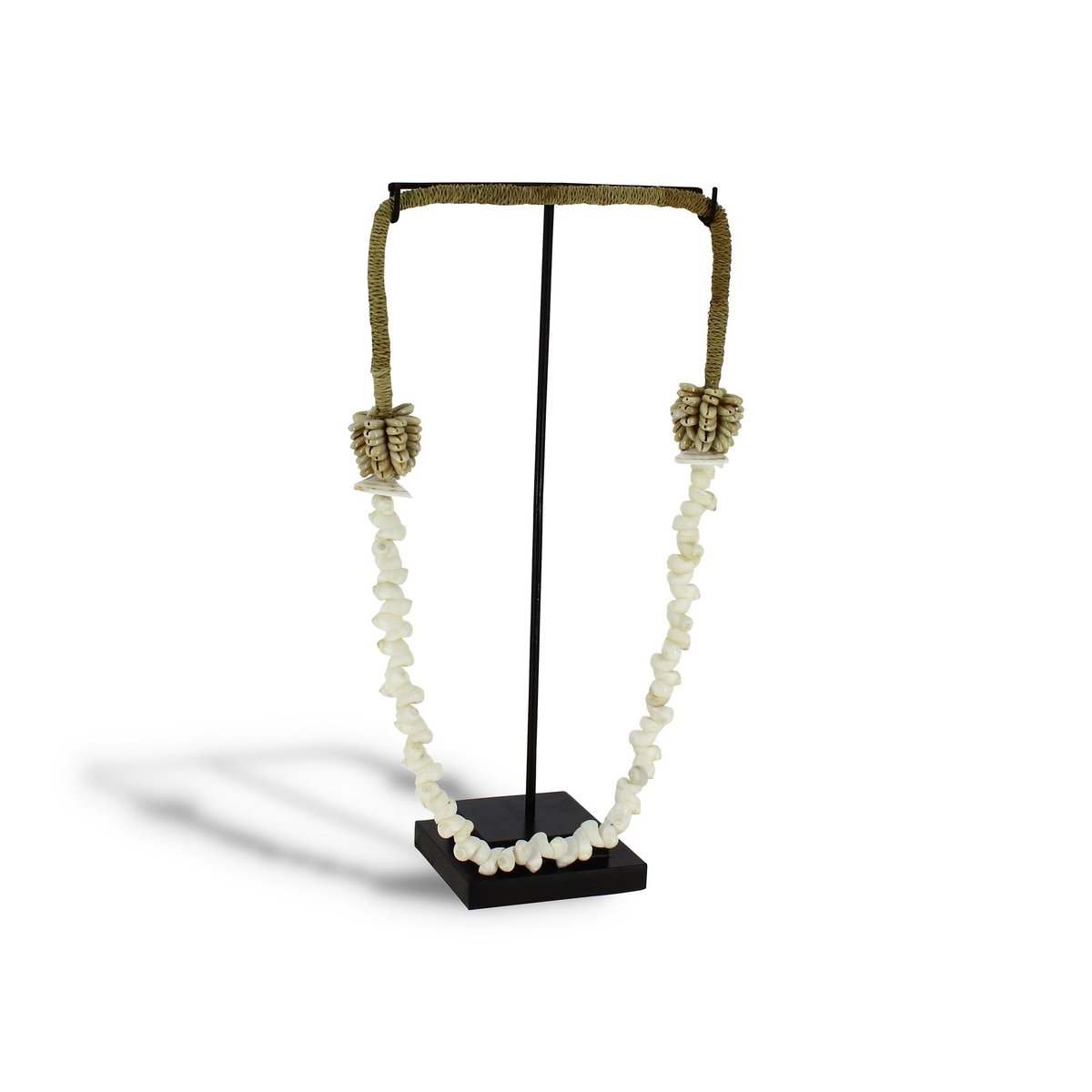 Collier en coquillages avec socle en métal blanc-noir, NOW'S HOME