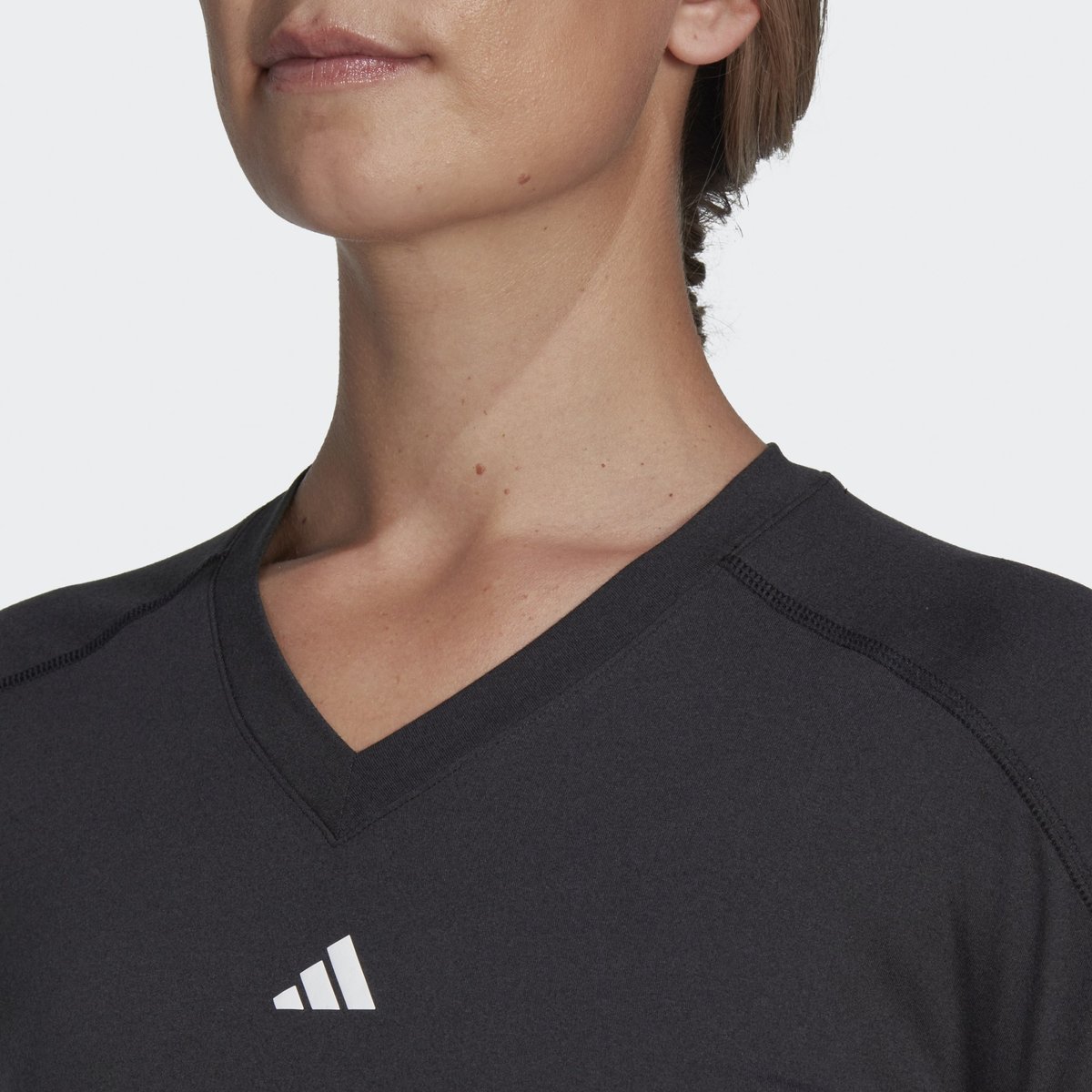 T-Shirt Col En V Logo Minimaliste Aeroready Train Essentials black, adidas Performance