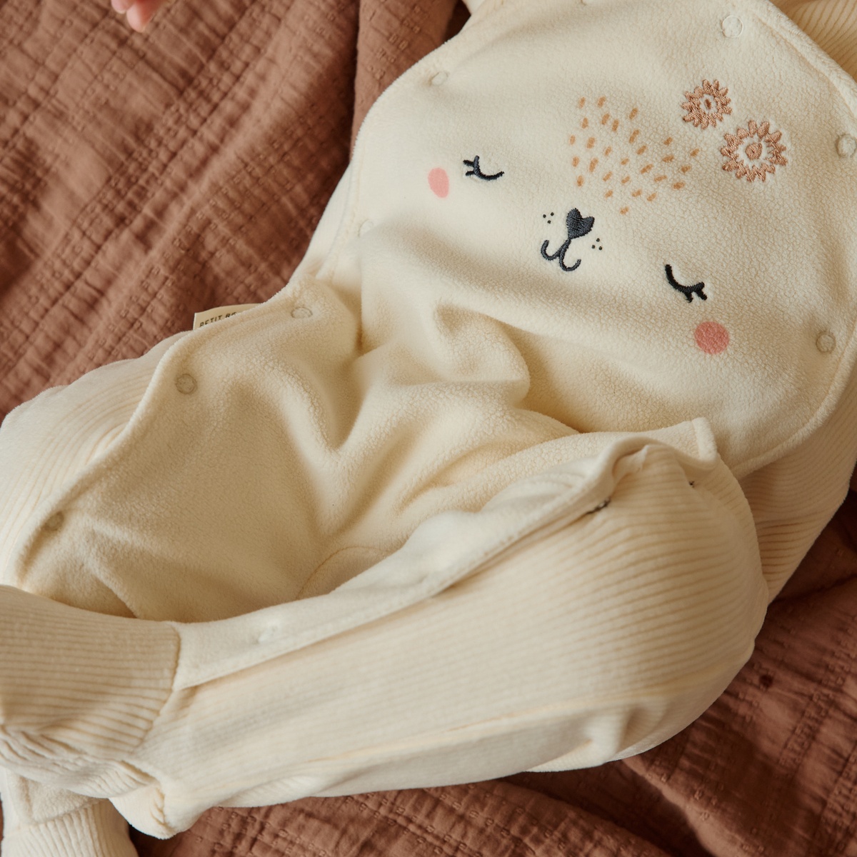 Pyjama bébé en velours ouverture pont Neige ecru, PETIT BEGUIN