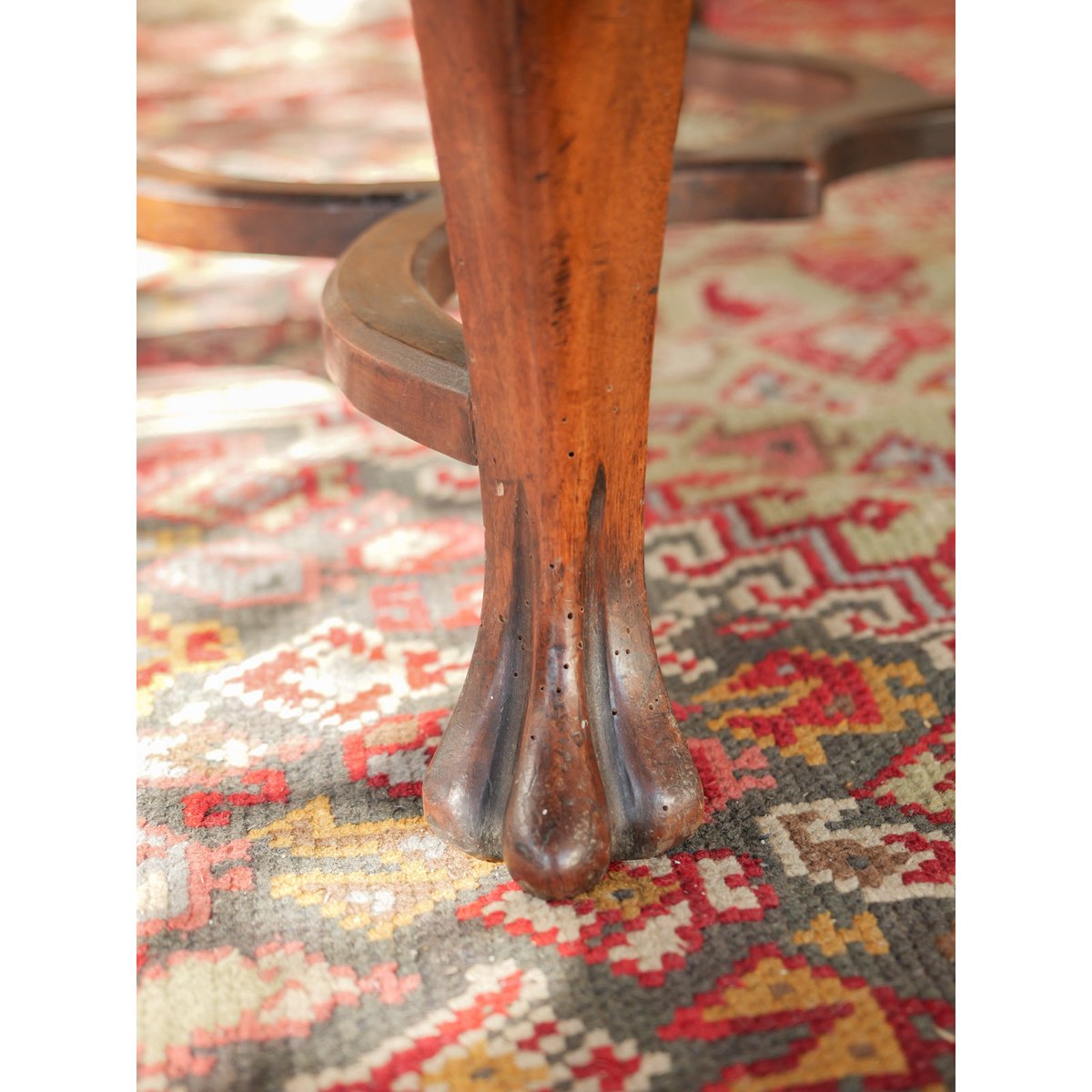 Grande chaise de style italienne Claude N°1648 - Bon état bois foncé, DEBONGOUT