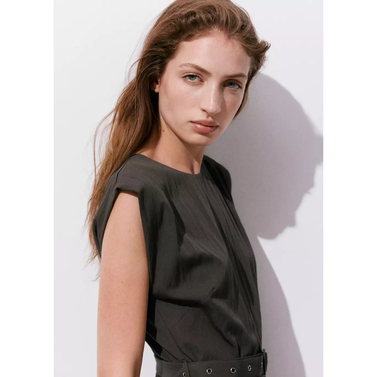 Robe asymétrique ceinture marron, MANGO