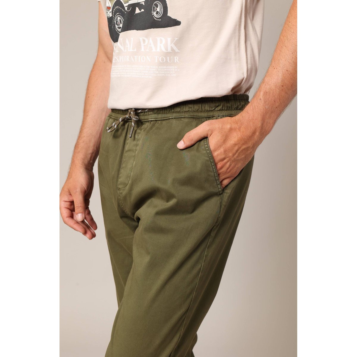 Pantalon décontracté en coton avec taille élastiquée JEMMY olive, DEELUXE