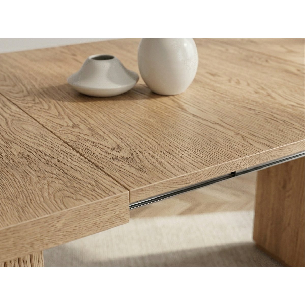 Table à manger ronde extensible 120 à 204 cm PRADO placage chêne massif avec rangements marron clair, BOBOCHIC
