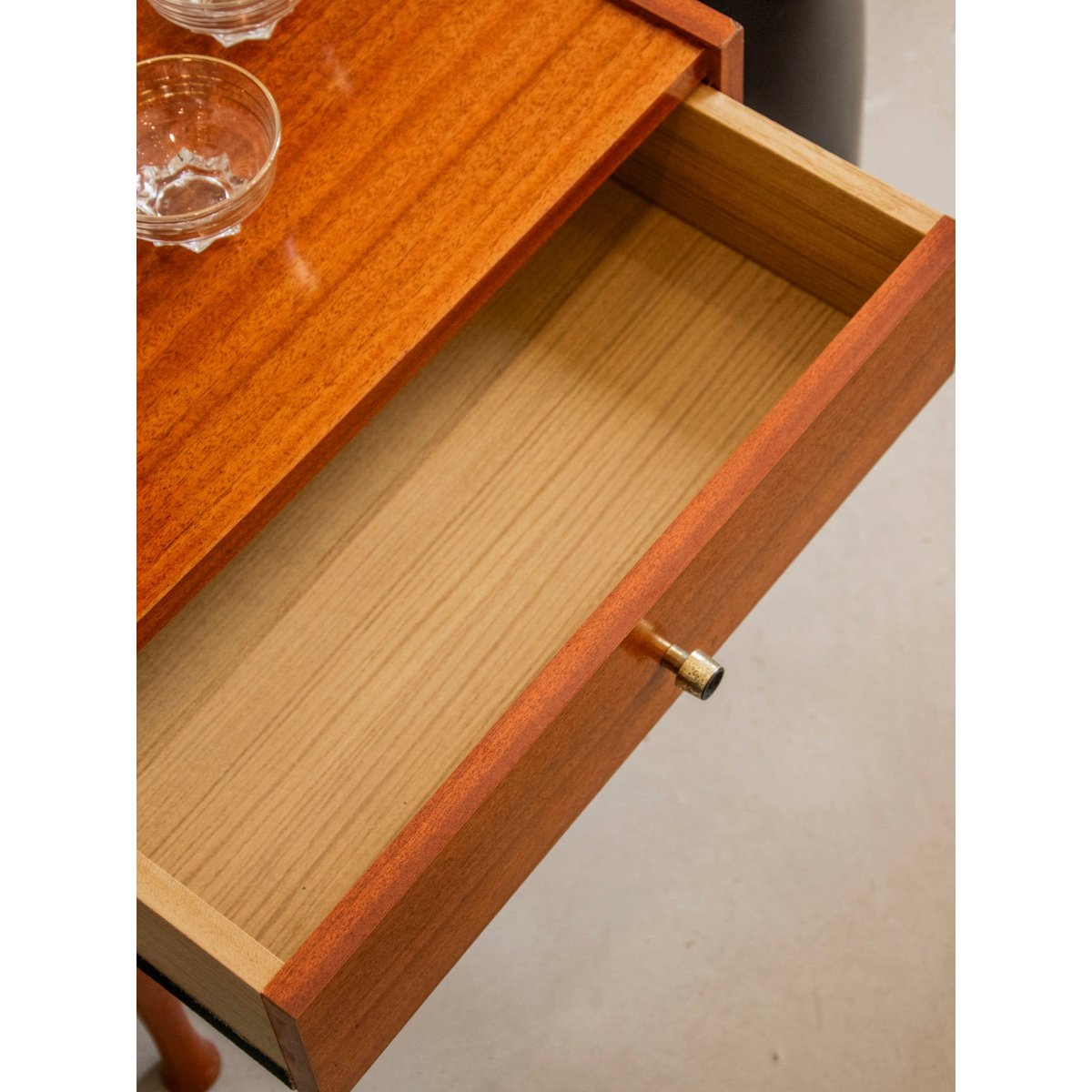 Table de chevet au design sobre Maïa N°1475 - Bon état bois clair, DEBONGOUT