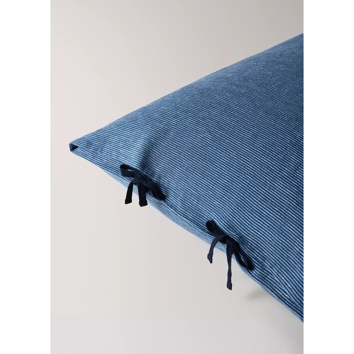 Deux taies d'oreiller en mélange lin-coton à rayures, 50 x 75 cm bleu indigo, MANGO HOME