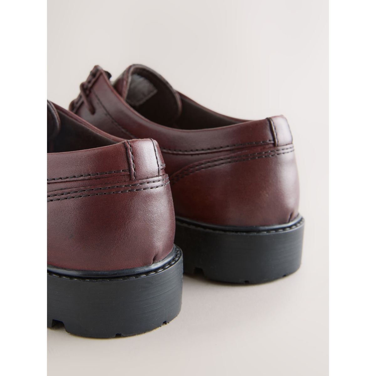 Chaussures à lacets avec plastron en cuir rouge bordeaux, NEXT