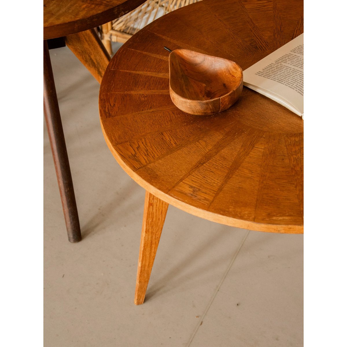 Table basse au motif marqueté Léonie N°1139 - Bon état bois clair, DEBONGOUT