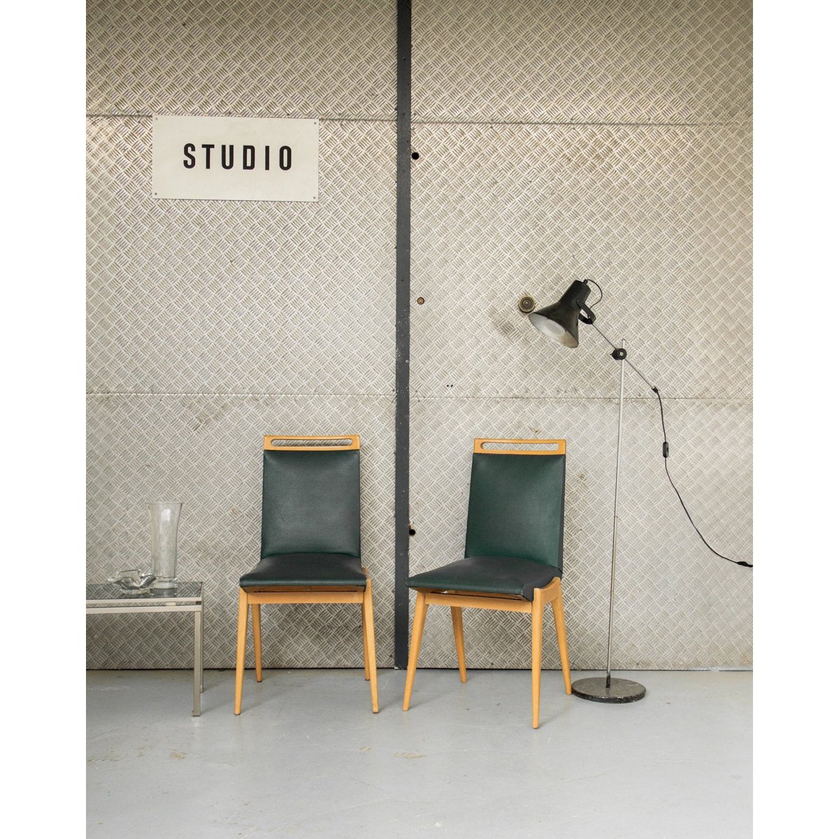 Paire de chaises en bois Alma N°311 - Bon état bois, DEBONGOUT
