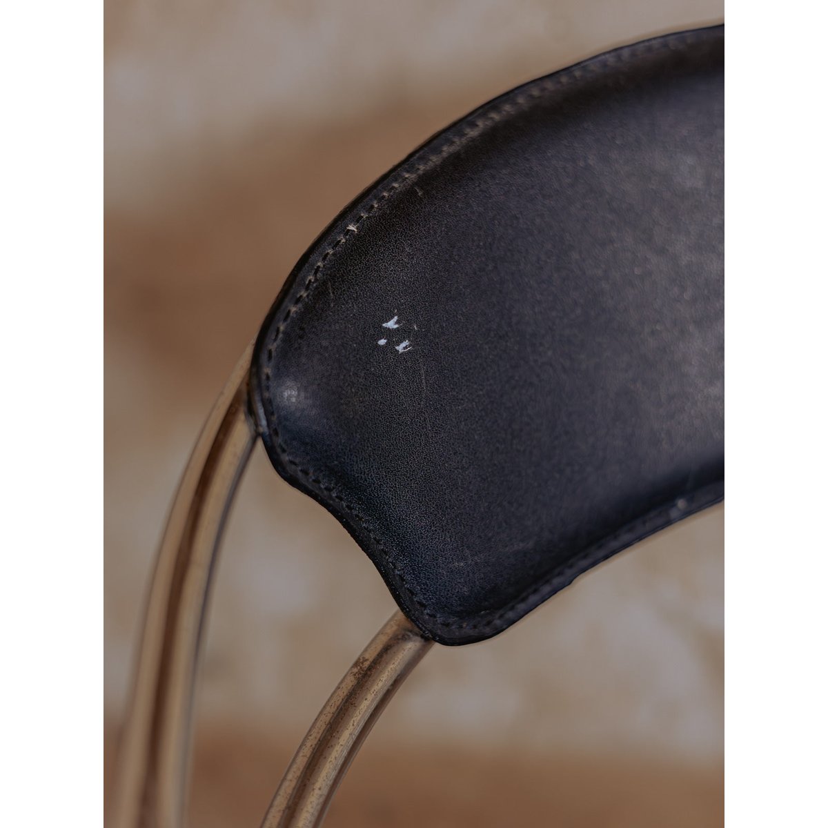 Paire de chaises en cuir noir Alma N°1432 - Bon état noir, DEBONGOUT