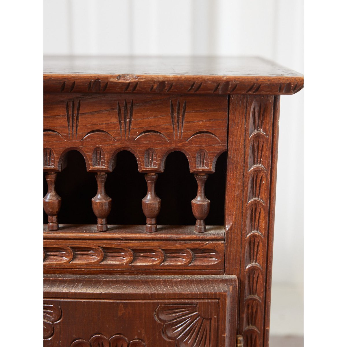 Buffet régional en bois Gilbert N°1711 - Bon état bois foncé, DEBONGOUT