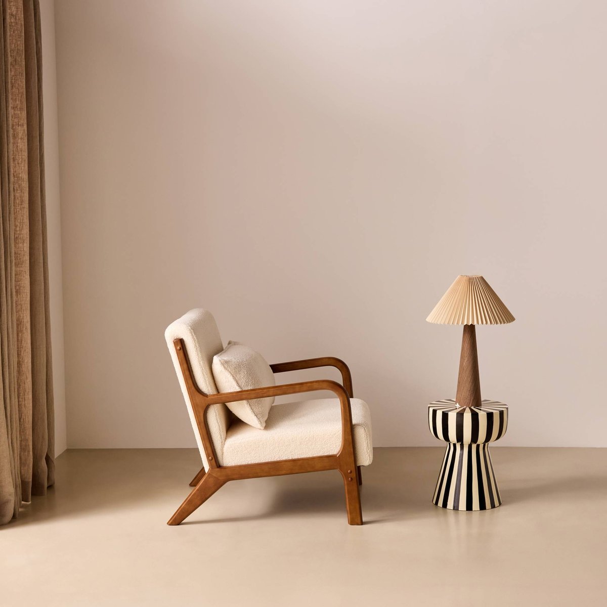 Fauteuil scandinave bois d'hévéa teinté noyer clair et bouclette LORENS crème, SWEEEK
