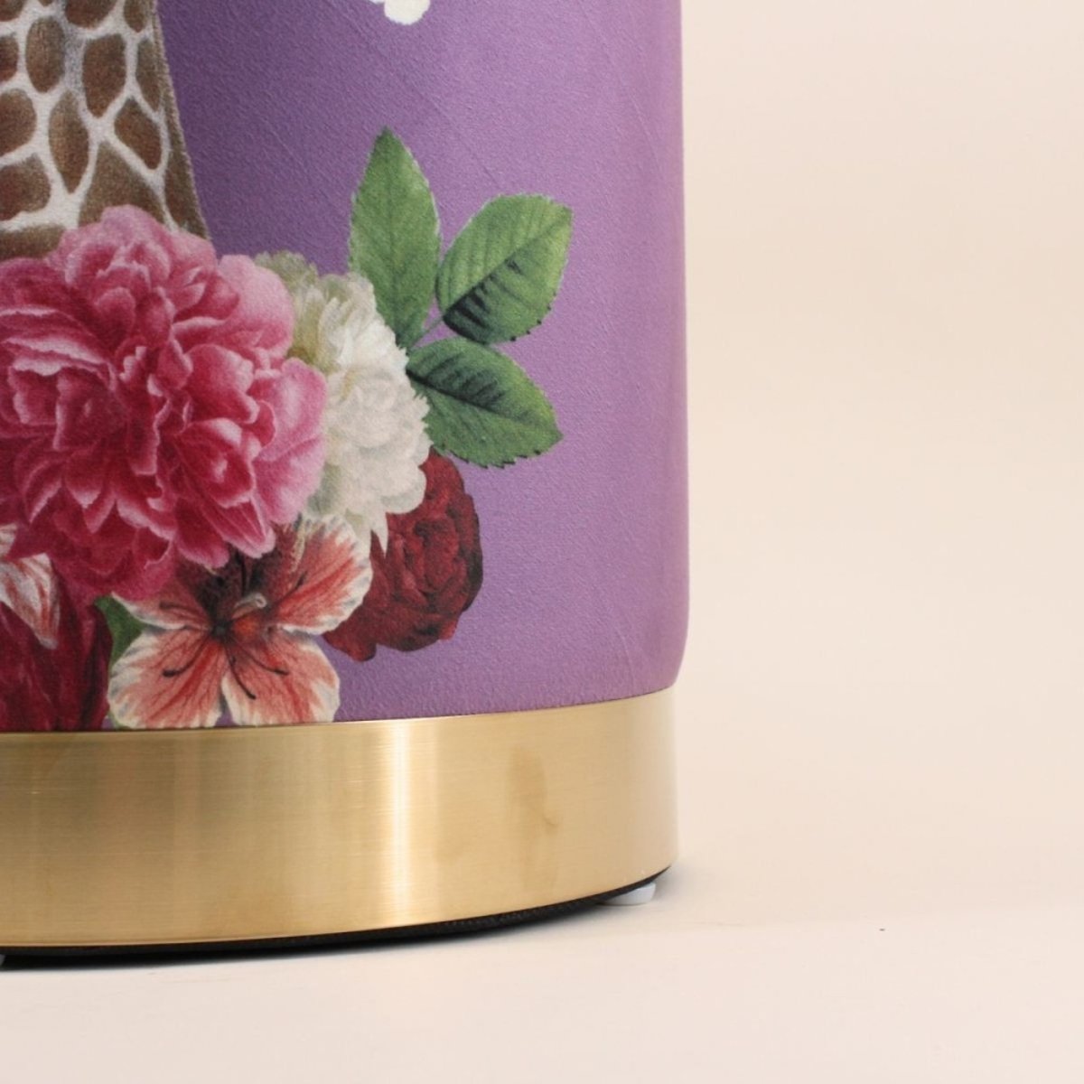 Pouf en velours imprimé Fancy girafe 37cm violet, HASHTAG DECO