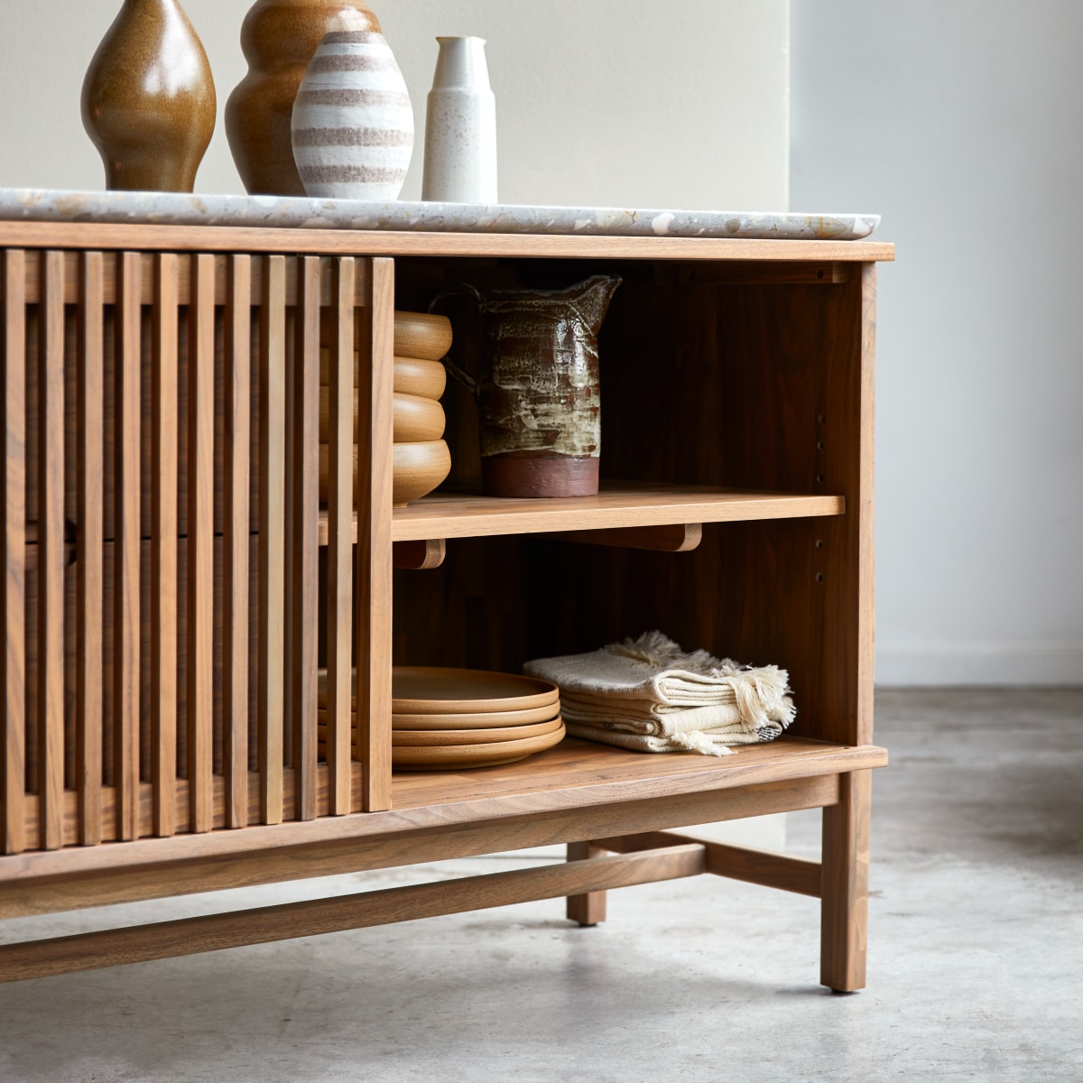 Buffet bas en Noyer massif, ISAURE marron, TIKAMOON