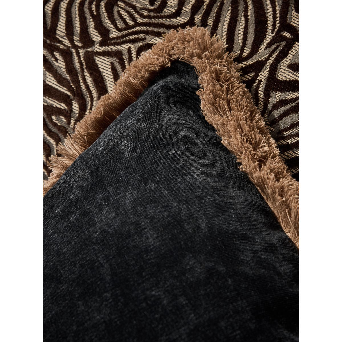 Coussin en velours doux à franges noir, NEXT
