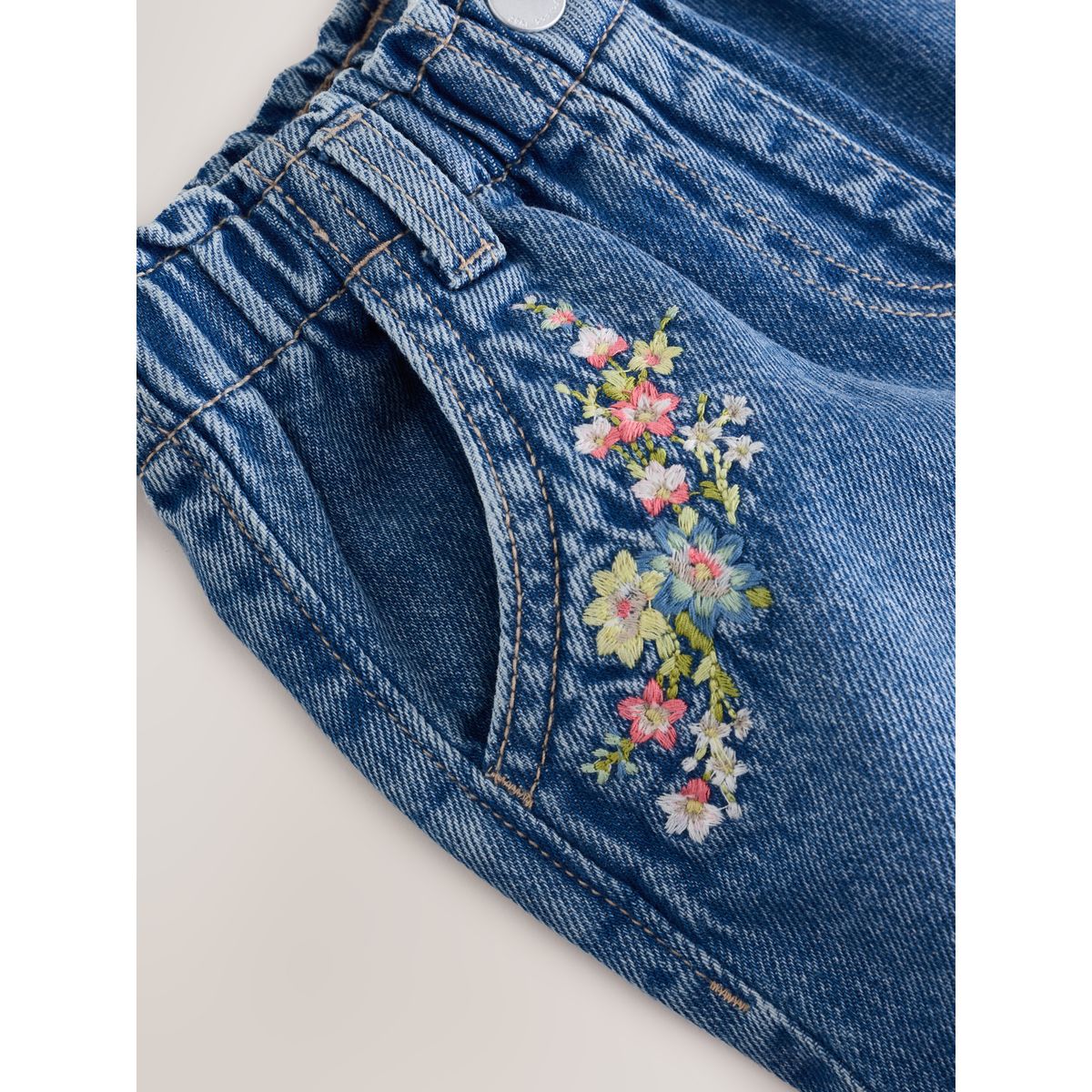 Short à enfiler fleur brodée denim bleu moyen, NEXT
