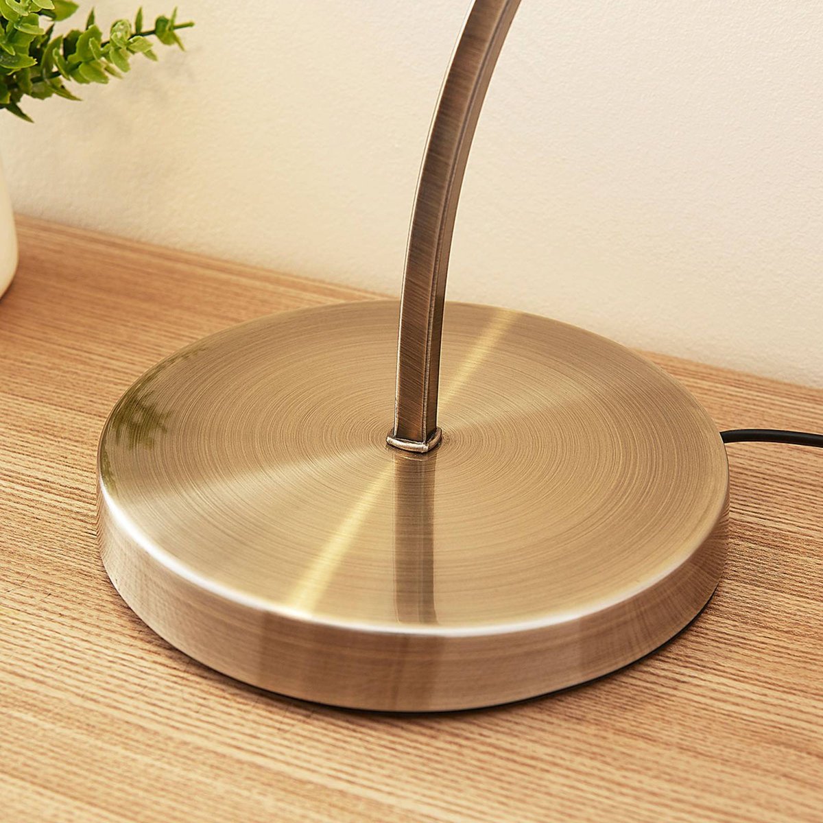 Lampe à poser en verre, Mialina blanc albâtre, laiton ancien, LINDBY