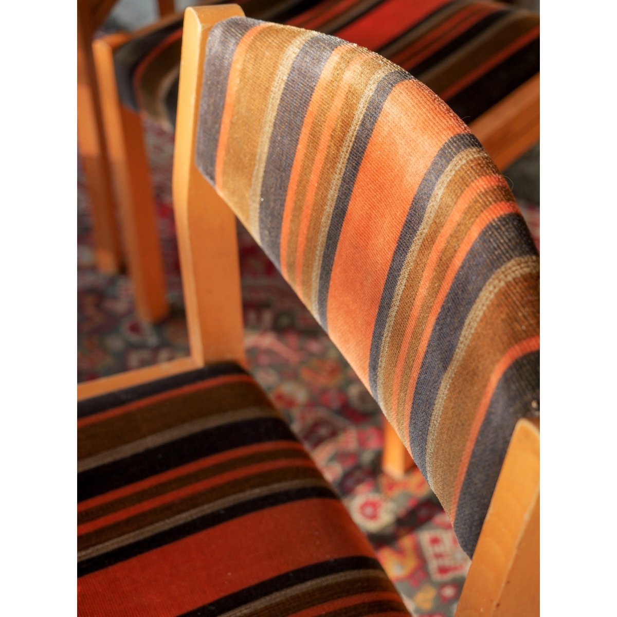 Lot de 5 chaises en velours à rayures Alma N°1984 - Bon état orange, DEBONGOUT